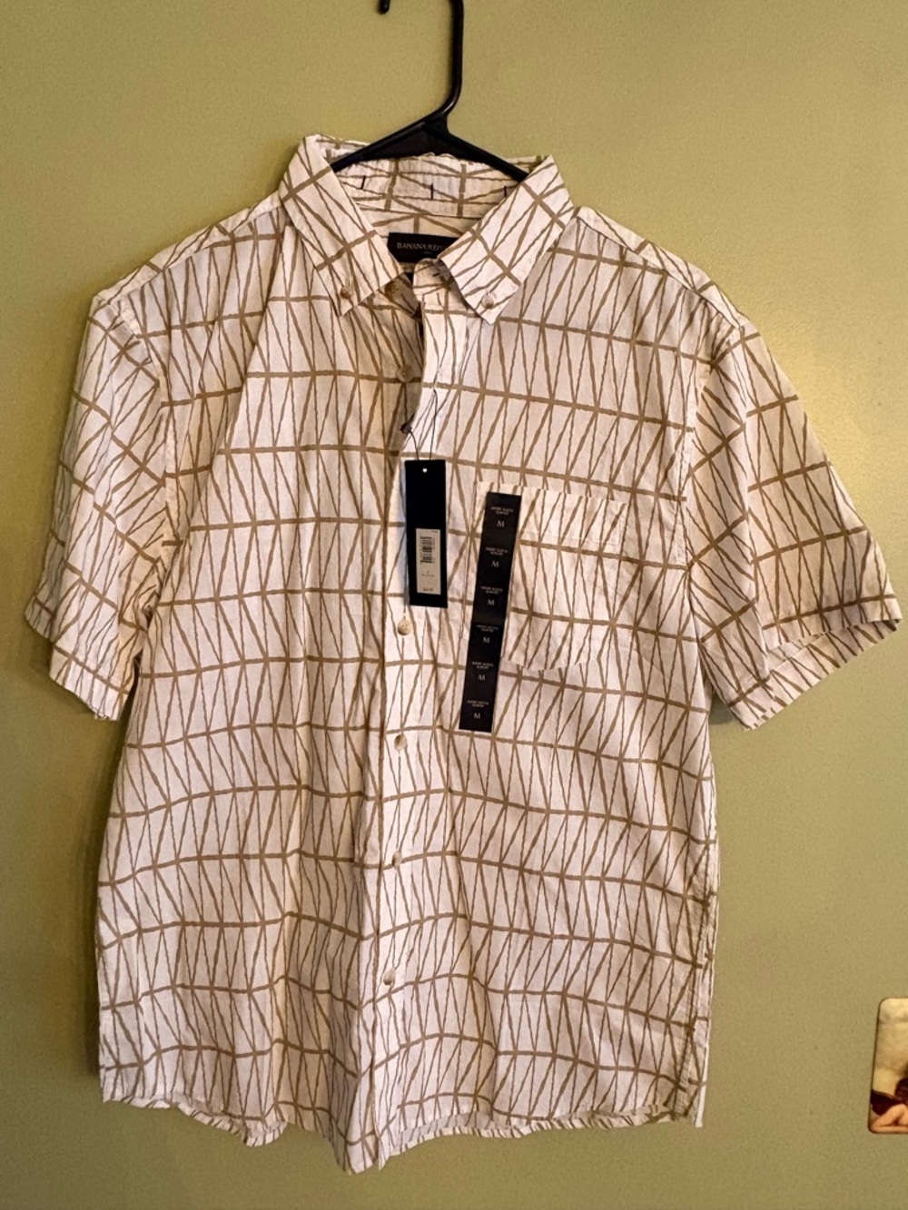 Banana Republic White Short-Sleeve Button-Down with Tan Geometric Pattern